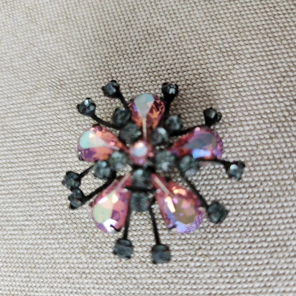 Gorgeous vintage crystal brooch
